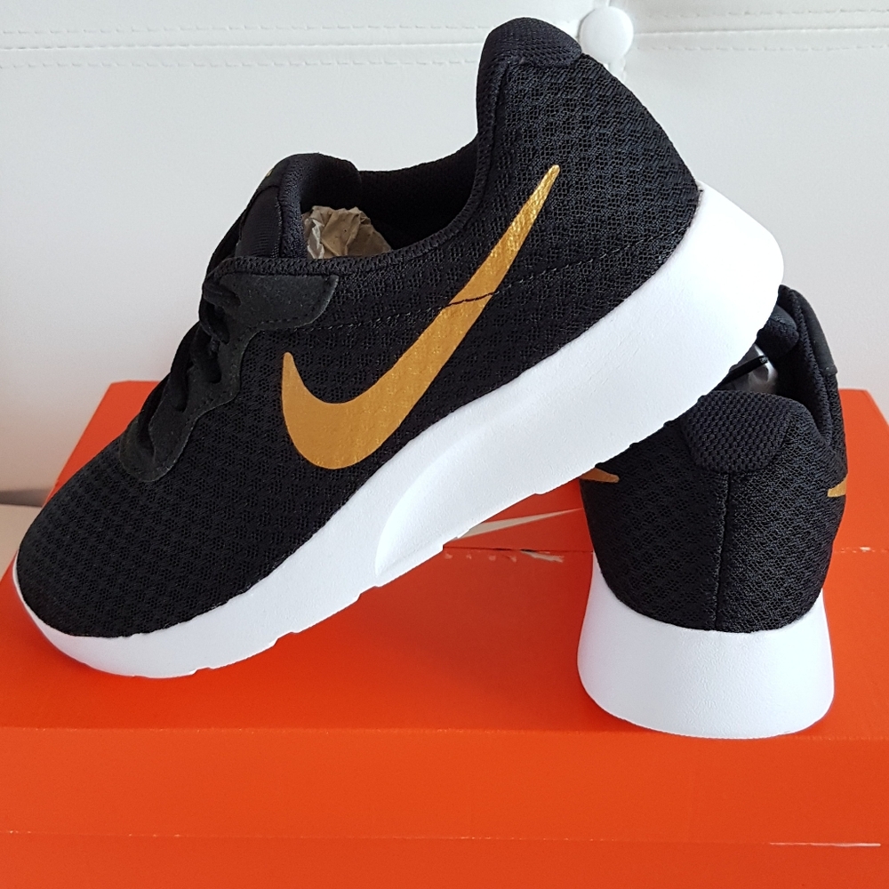 NIKE TANJUN FASHION TRIPLE BLACK/ROSE GOLD WOMEN'S US SIZE 7 BRAND NEW IN BOX